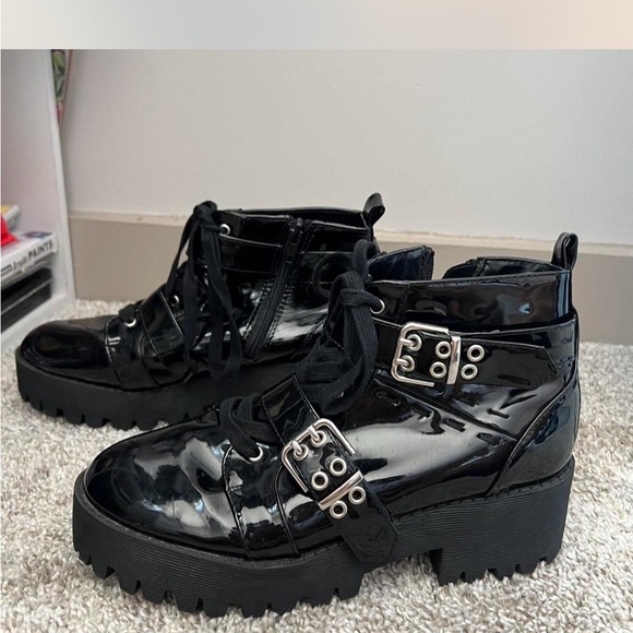 FOREVER 21 WOMEN ANKLE BOOTS IN SHINY BLACK WITH SIDE ZIPPER LACED SIZE 10 - Picture 2 of 11